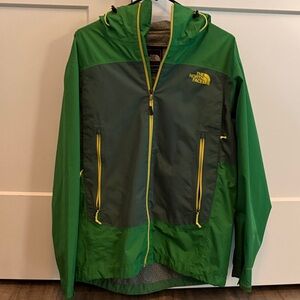 The North Face Men's Two-Tone Green Raincoat